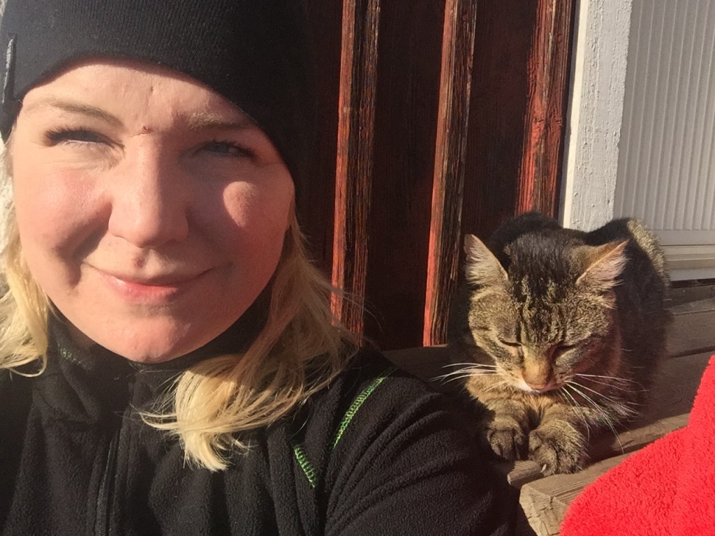 Kissen och jag tar igen oss en stund i vårsolen. I dag ville Kissen dessutom bjuda matte på en åkersork till lunch...